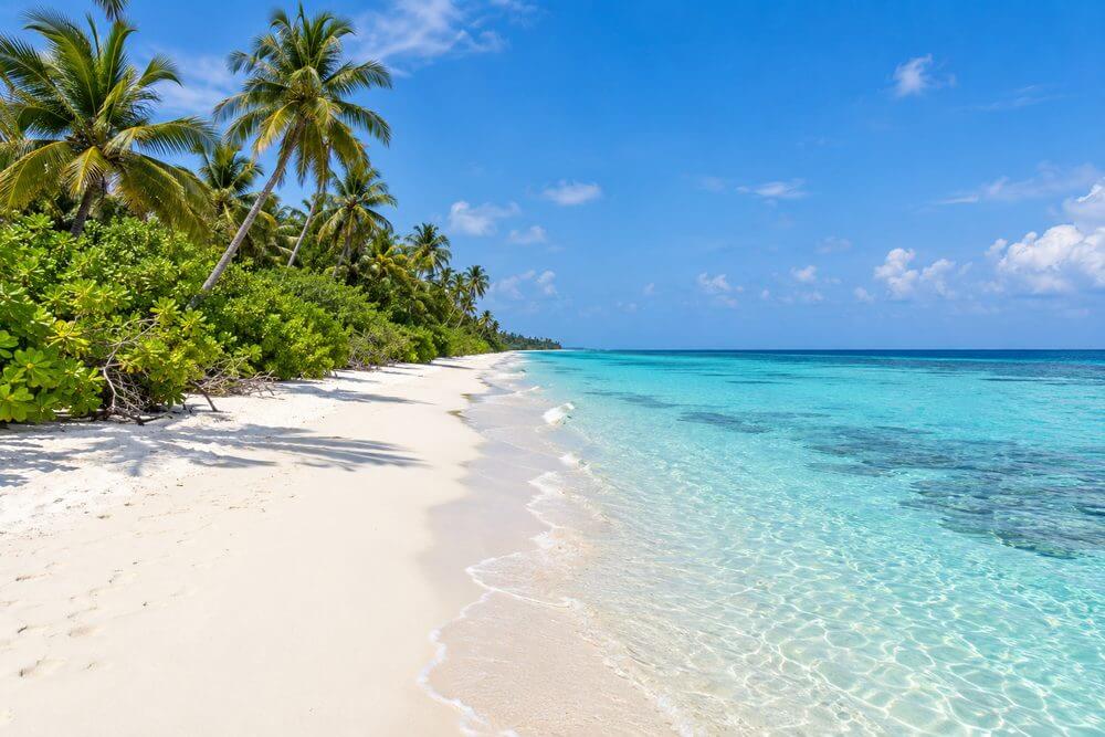 Długa piaszczysta plaża na wyspie Dhigurah
