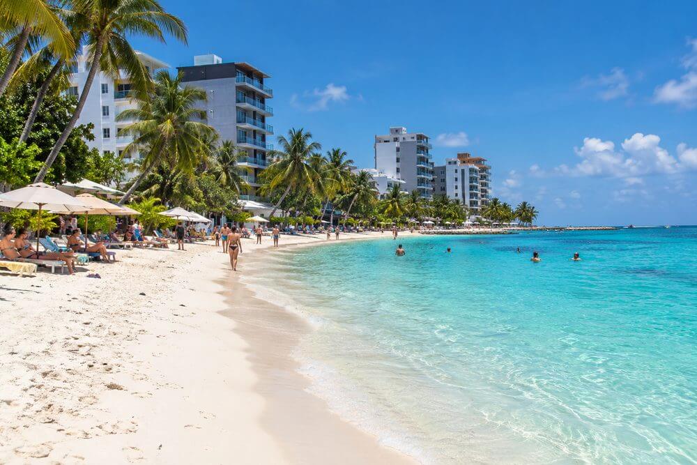 Bikini Beach na wyspie Maafushi na Malediwach
