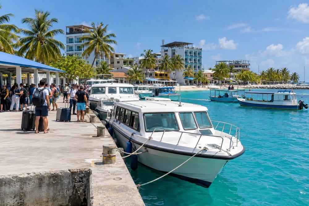 Port na Maafushi z łodziami motorowymi