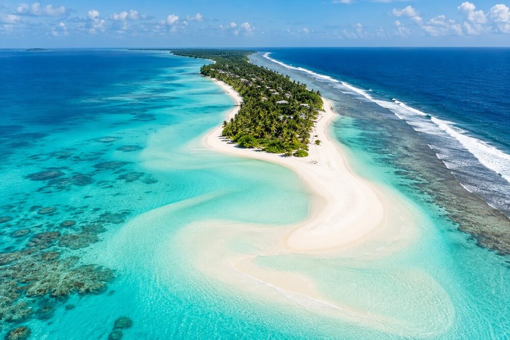Wydłużona wyspa Dhigurah i biały sandbank w South Ari Atoll