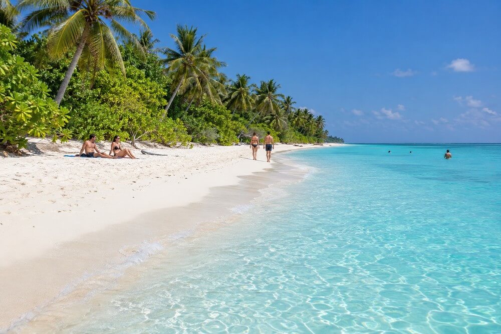Bikini beach na Dhigurah przy turkusowej lagunie