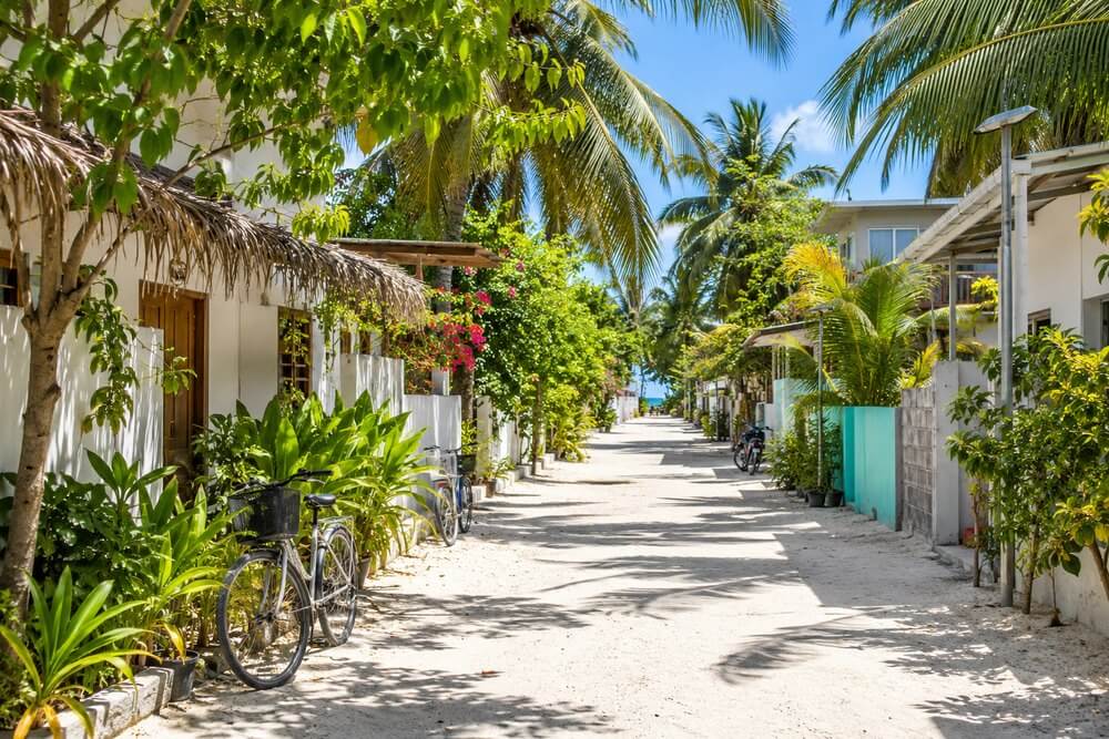 Lokalna zabudowa i zielona uliczka na wyspie Dhigurah