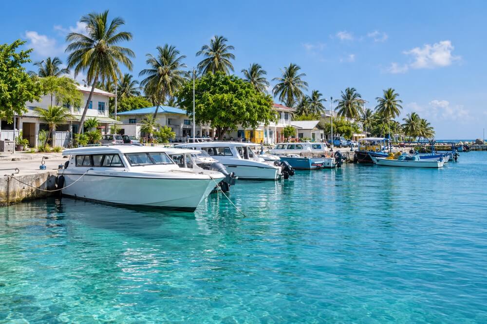 Nabrzeże Dhigurah i łodzie obsługujące transfery po South Ari