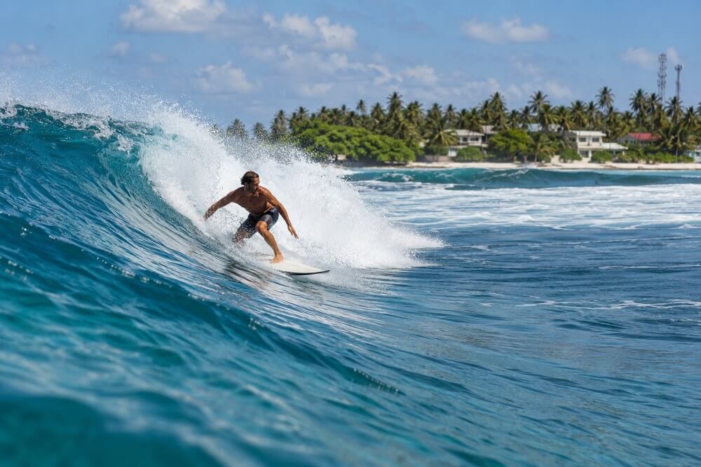 Surfer na fali Cokes przy Thulusdhoo