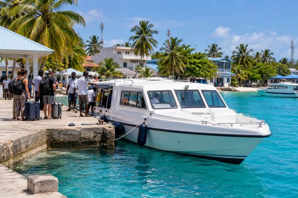 Speedboat przy porcie na Thulusdhoo