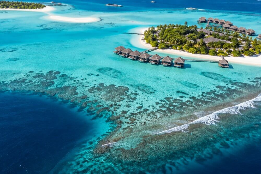 Laguna i rafa przy wyspie w North Malé Atoll