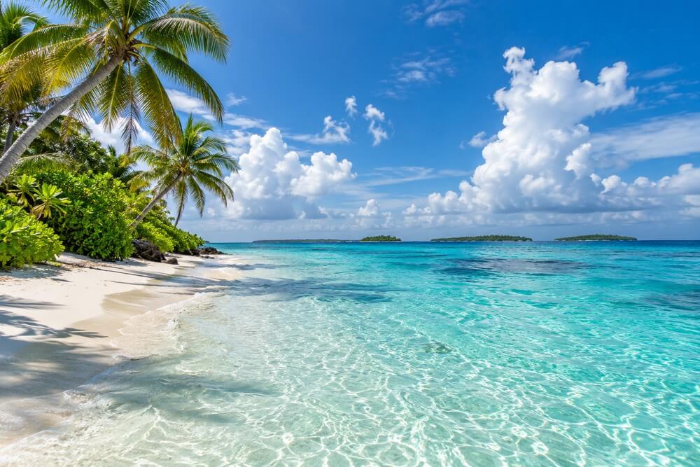 Słońce i chmury nad plażą na Malediwach